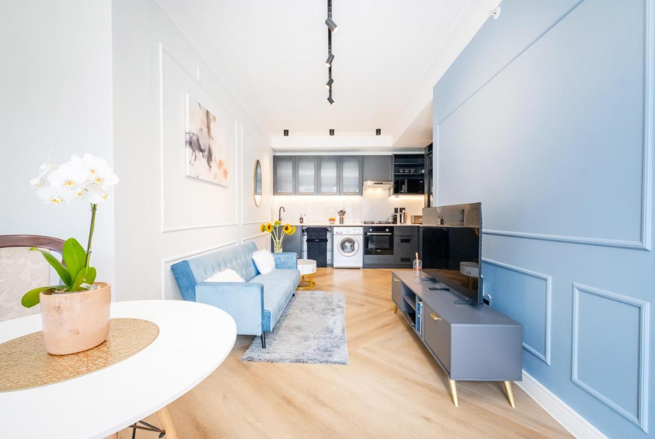 Modern 1 Bedroom ensuite with city views, separate living room, dining room and kitchen, Balcony, Solar power and fast WiFi, in historic De Waterkant - 4