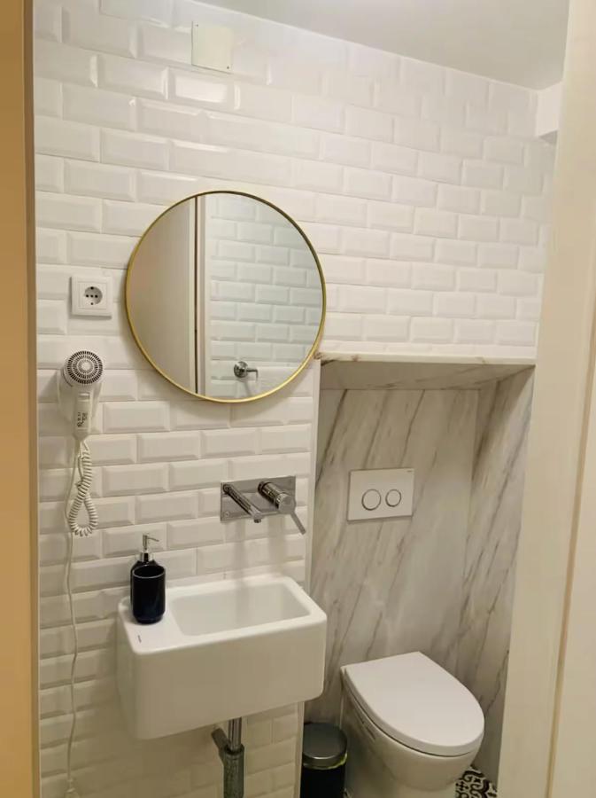 Alfama Studio with Sofa Bed, Balcony and AC - 3