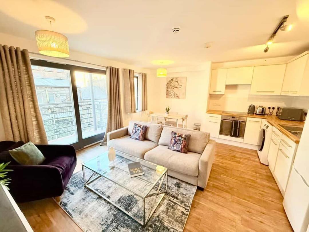 Lovely two bed close to station