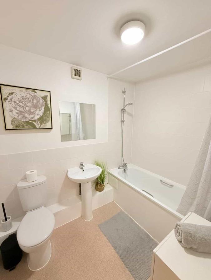 Lovely two bed close to station - 3