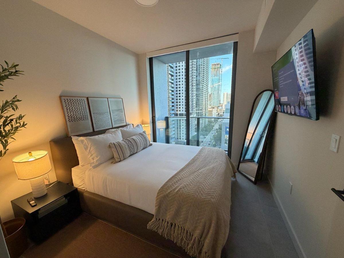 Sleek Downtown Condo w Den at 501 First - Pool Gym & Urban Views - 2