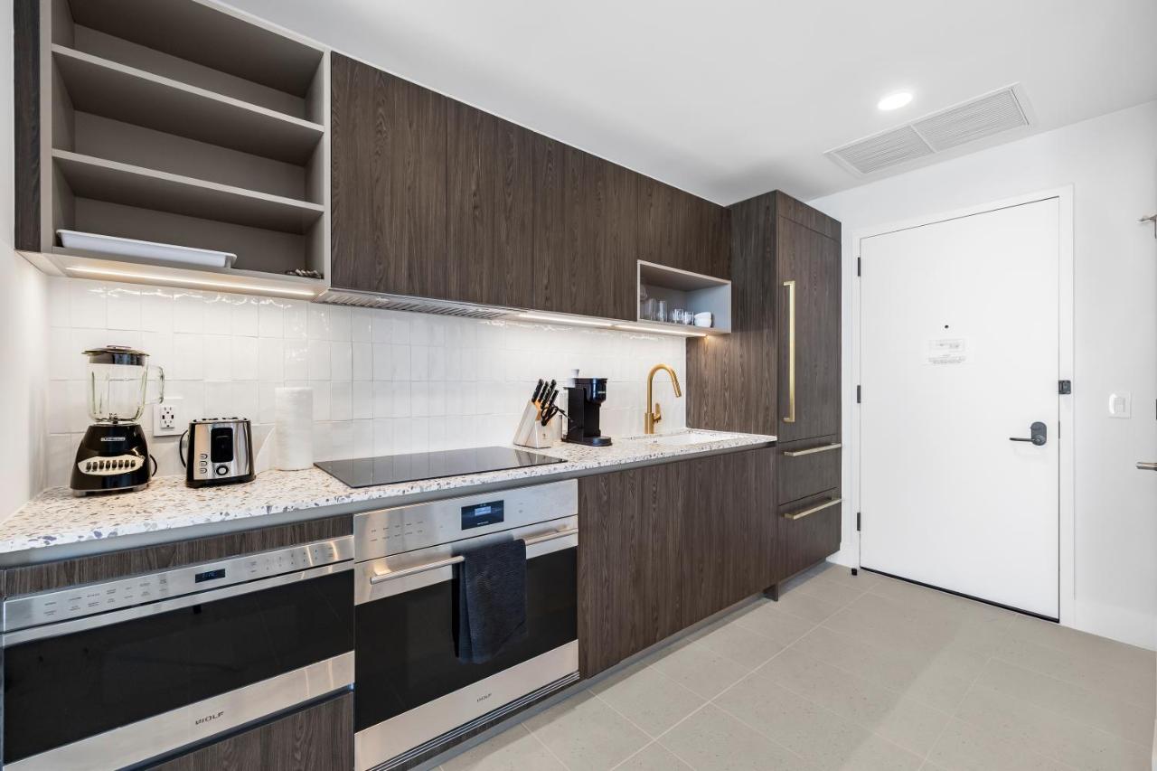 Elegant 51st-Floor Condo in Prime Miami Location - 3