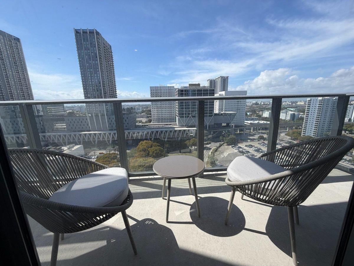 Modern Downtown Condo w Pool Access