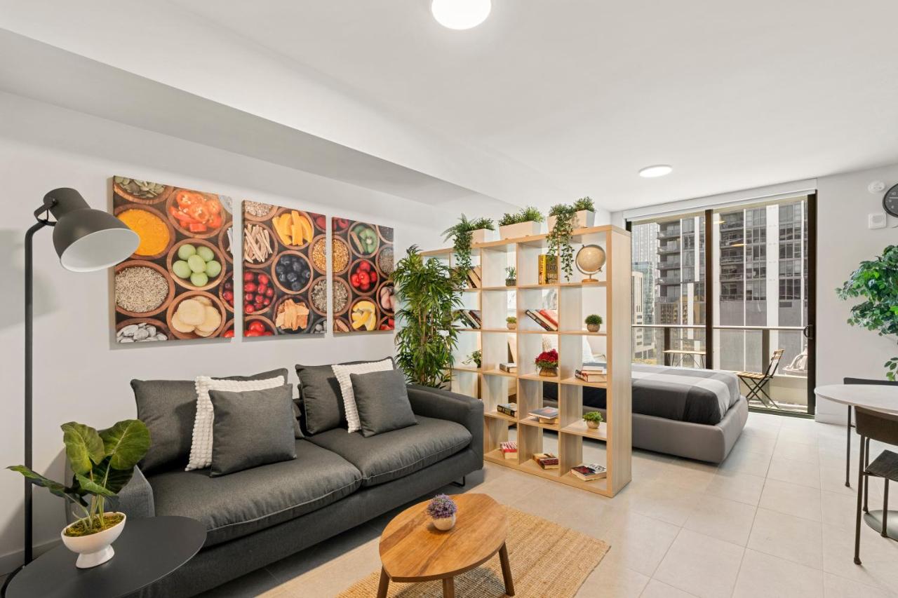 Central Downtown Studio with Pool and Gym Amenities