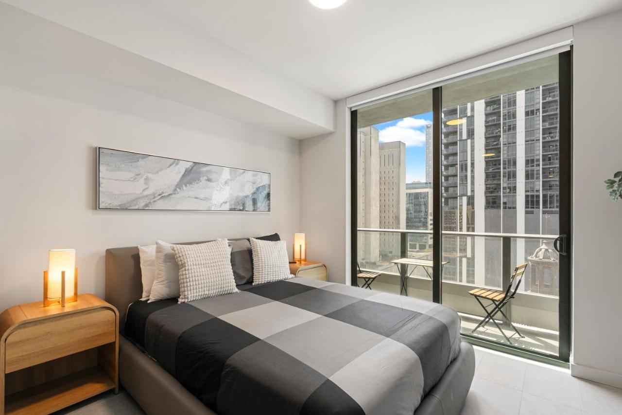 Central Downtown Studio with Pool and Gym Amenities - 2