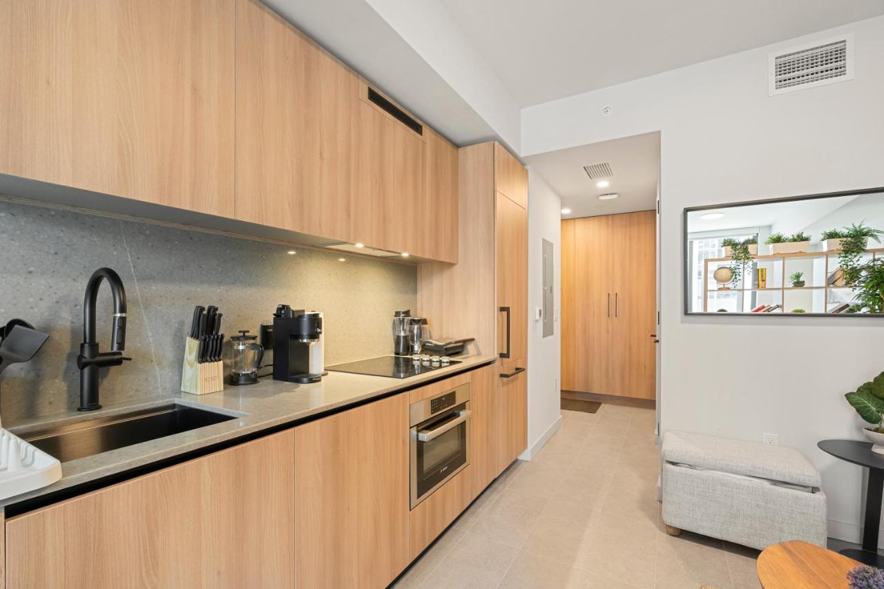 Central Downtown Studio with Pool and Gym Amenities - 3