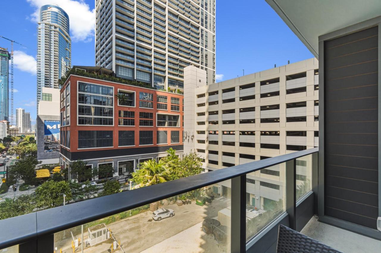 Sleek Urban Stay at 501 First Miami - 5