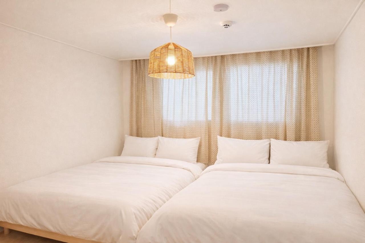 CREAM CHACHA STAY 3-min Walk to Hongdae Station 1st Floor, No Stairs 2BR 3 Beds