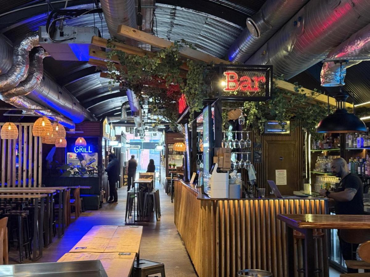 Vauxhall Central - Spacious 3-Bed Serviced Apartment- Balcony-Free Parking - Lift - Sleeps 7 - 4