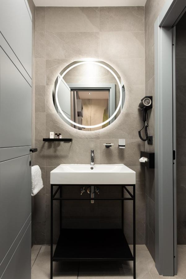 At Forty-One Apt 02 - 3