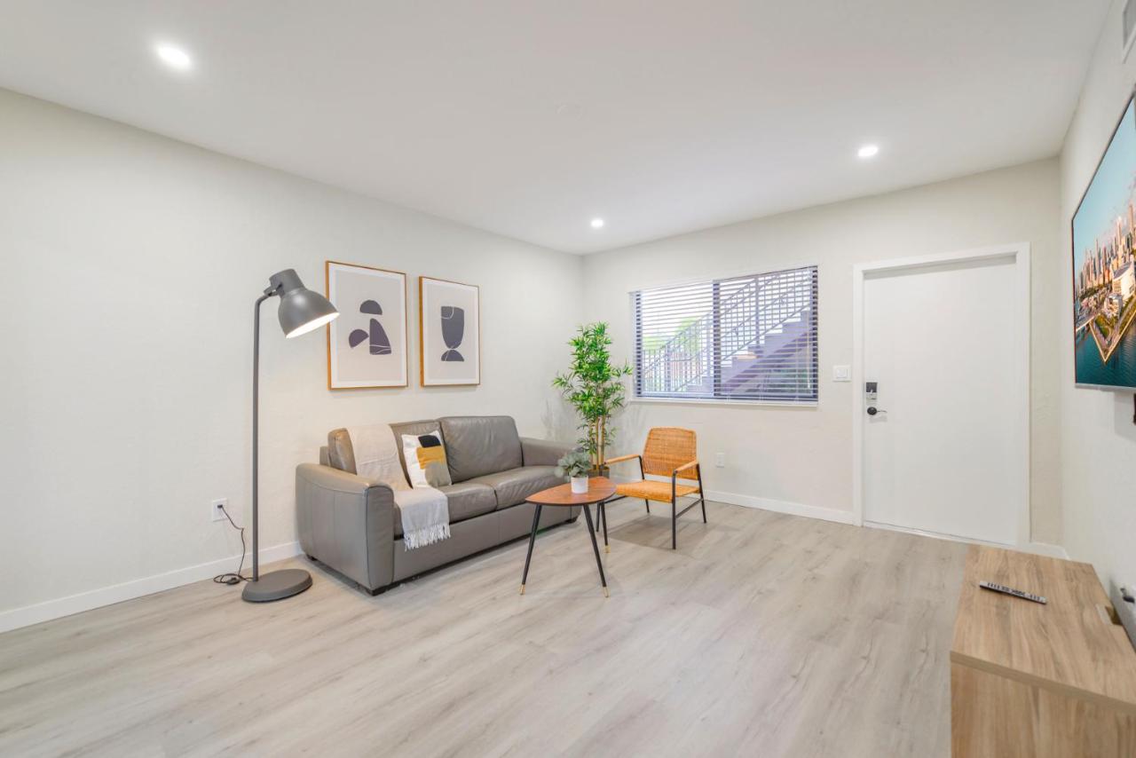 Prime Location Calle Ocho w Free Parking - 5