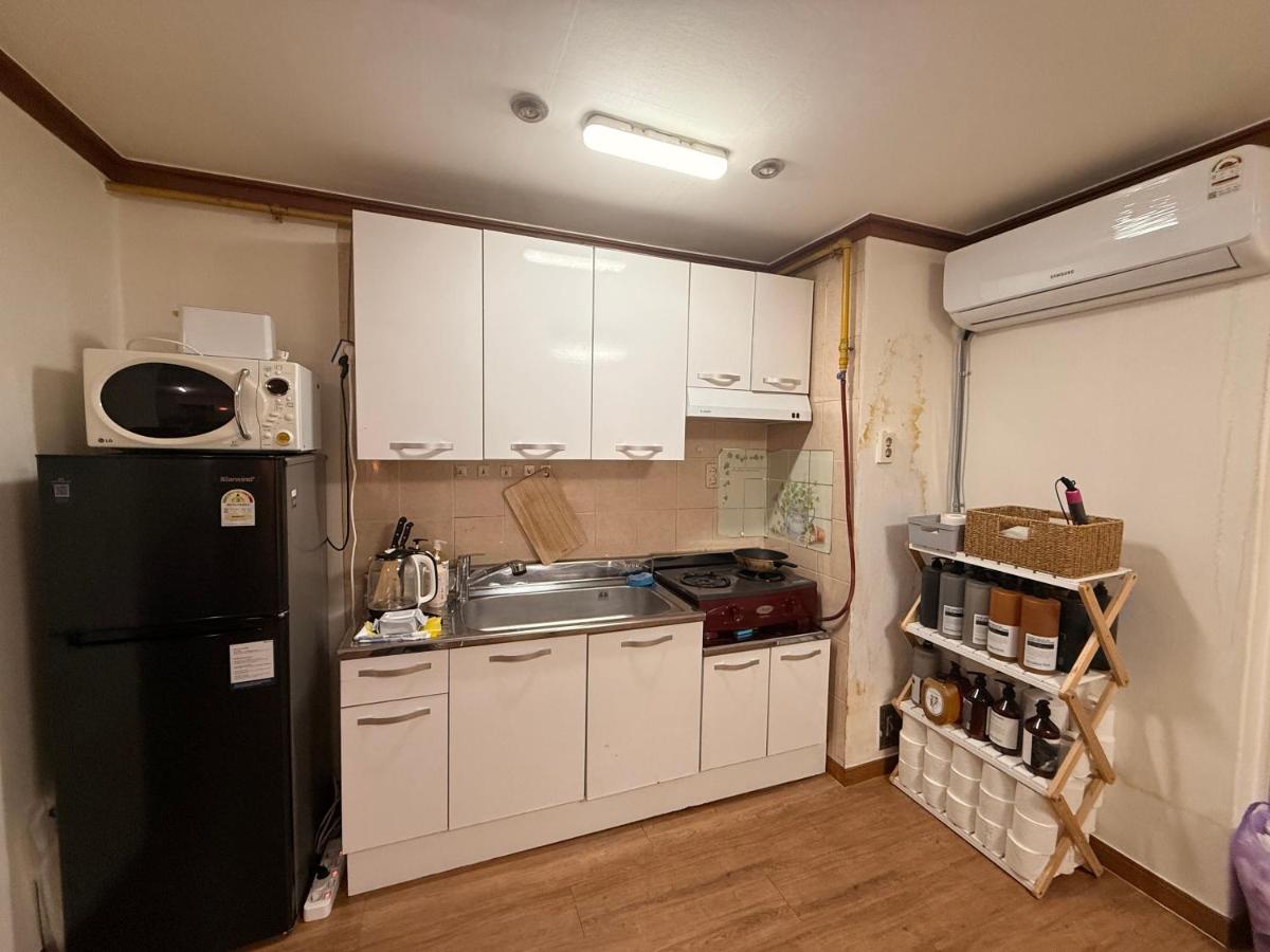 Gangnam Station 1min Apartment Netflix Two Big TV - 2