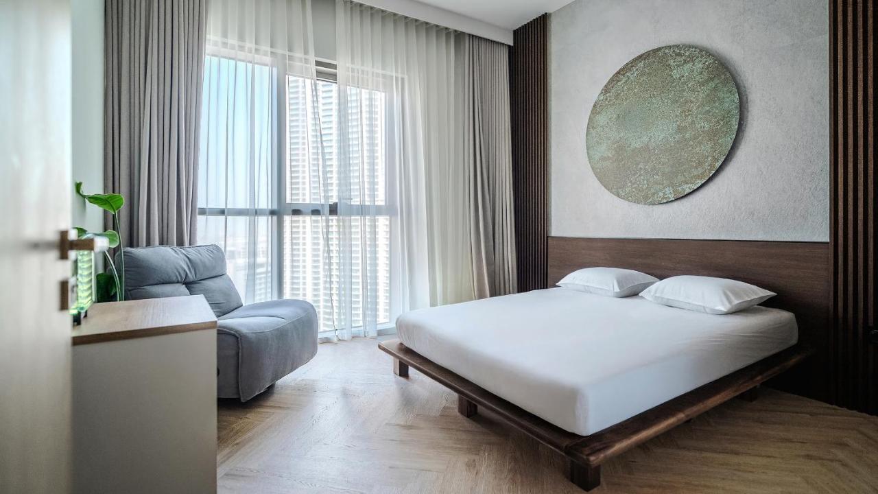 Mid-floor Designer 1BR Dubai Creek Harbour - 2