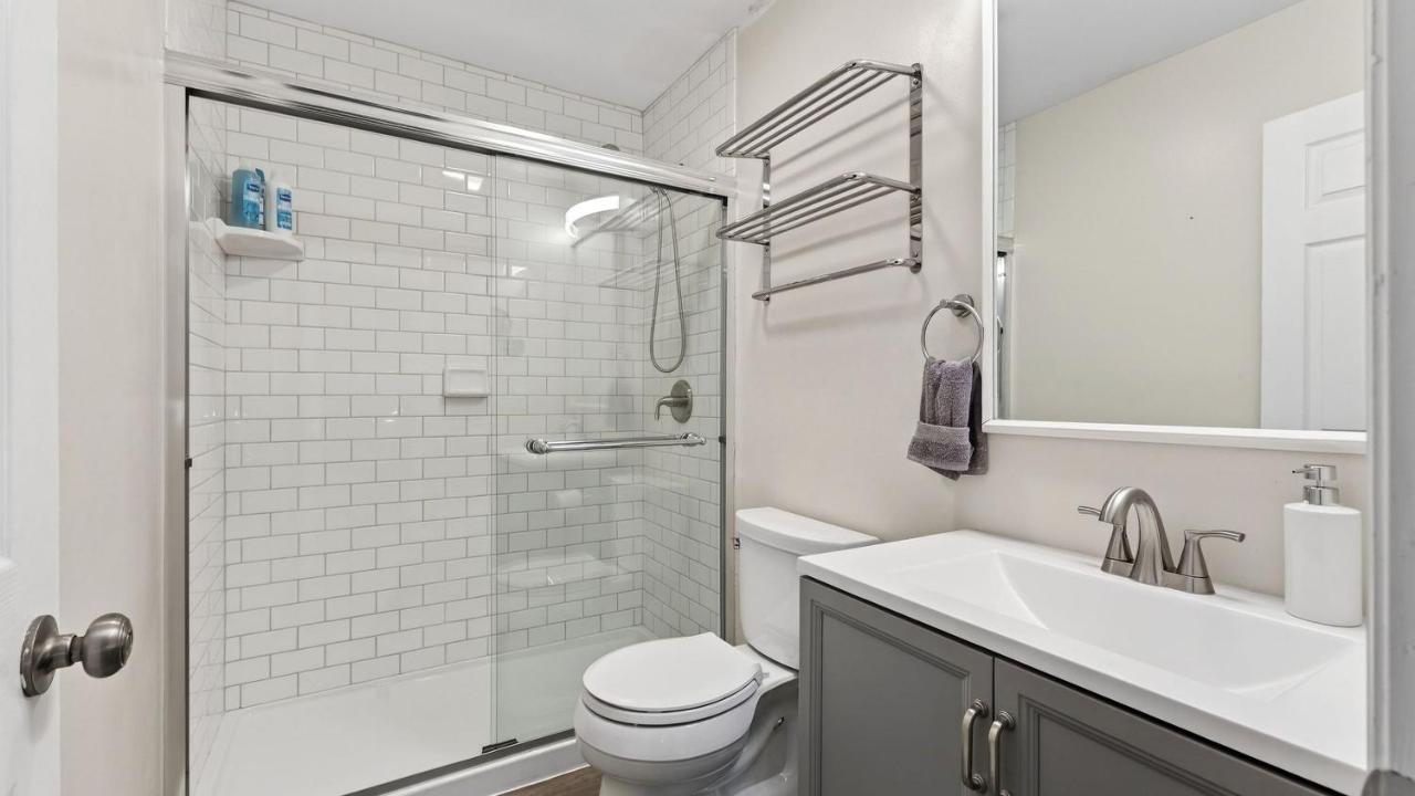 Riverfront Rhythm by AvantStay Shared Pool Balcony River Views Walk to Broadway Germantown - 2