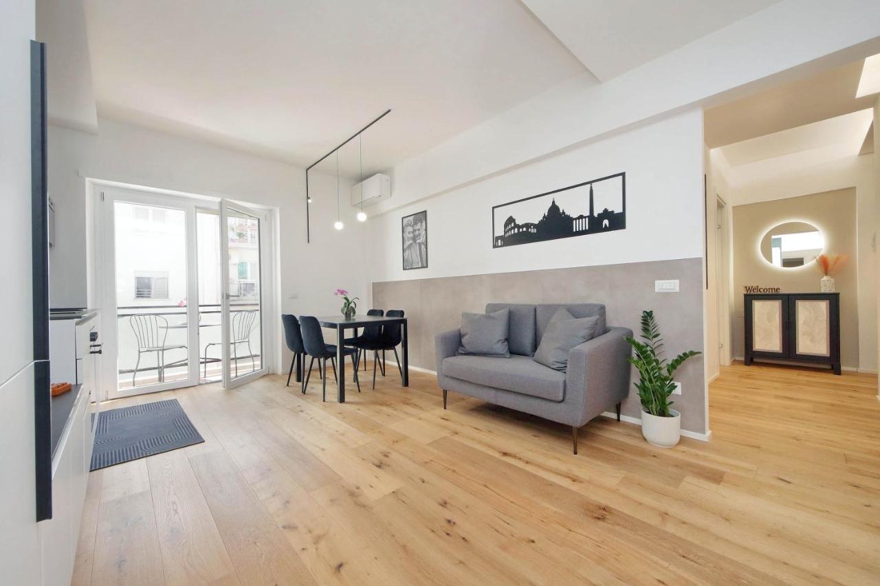 Clarino Home - Modern & Bright with Balcony