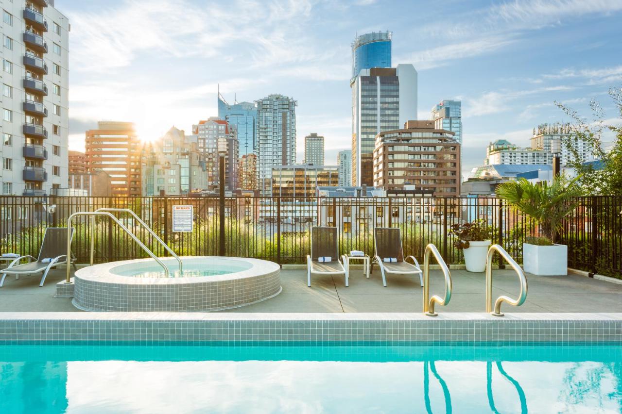Rooftop swimming pool: Level Vancouver Yaletown - Seymour