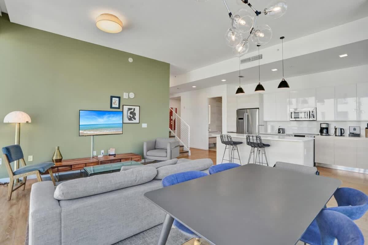 17WEST Spacious 3BR Apartment with Balcony - 3