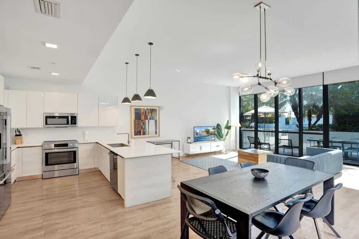 17WEST Spacious 3BR Apartment with Balcony -516