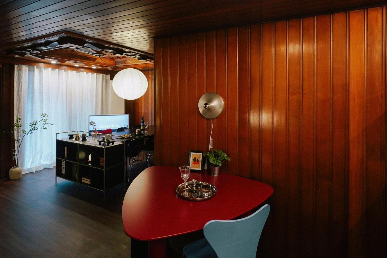 THE TEXTURE - Private Entire Floor, 3BR 5 Beds, Sleeps 8 - Seongsu, 3-Min Walk to Line 2 - K-Heritage Meets Trendy Seongsu - Free Luggage Storage - 2