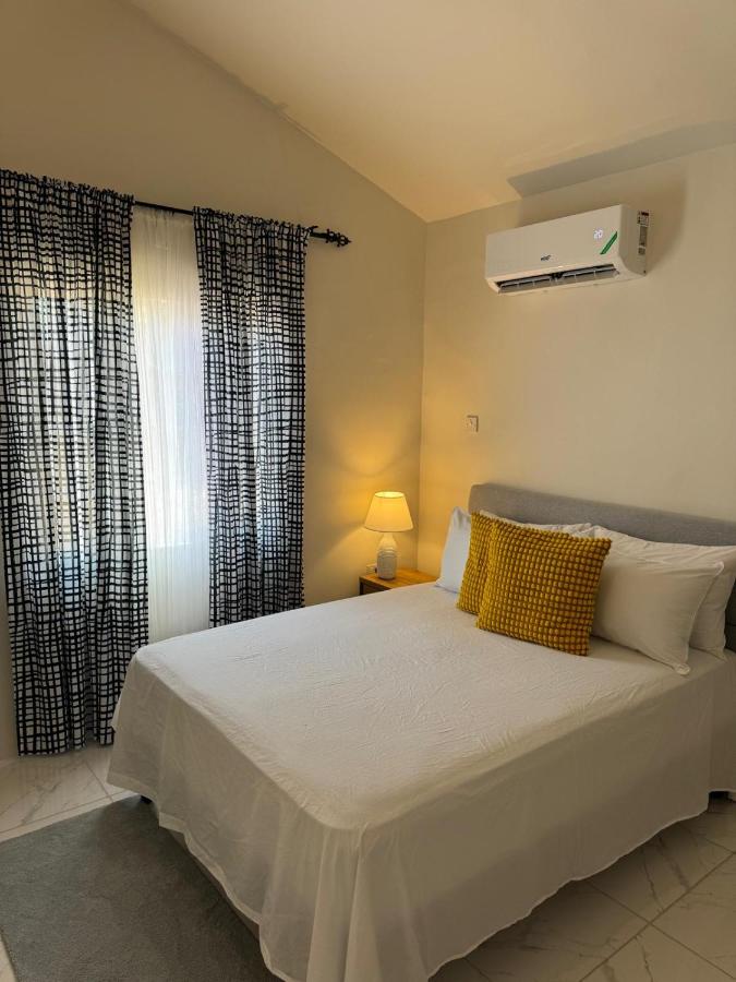 Gated Homes with 24hrs security & FREE Kingston Airport pick-up - 2