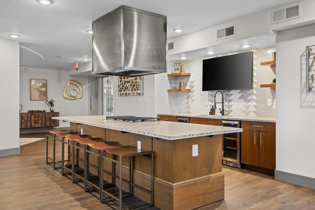 1BR retreat near Ryman with gym access - 2