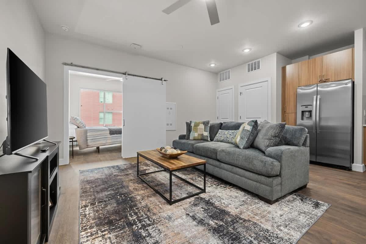 Stylish 1BR with pool & gym in The Gulch - 3