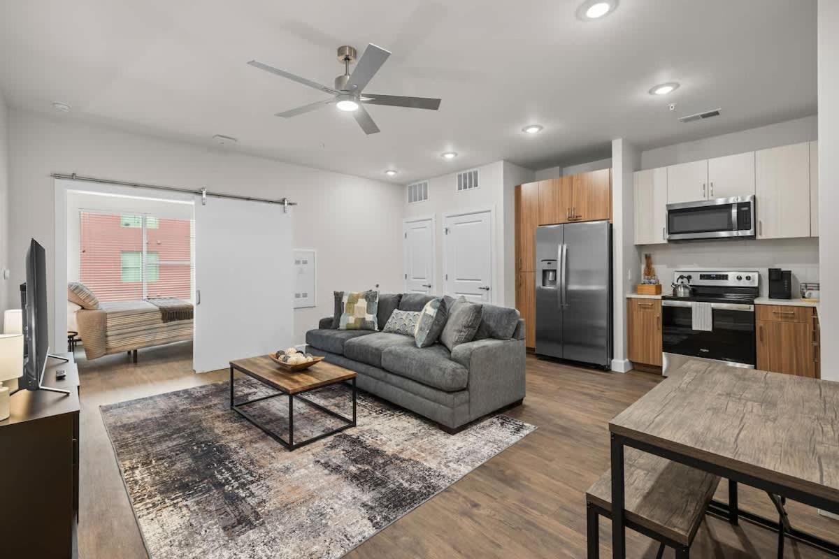 Stylish 1BR with pool & gym in The Gulch - 5