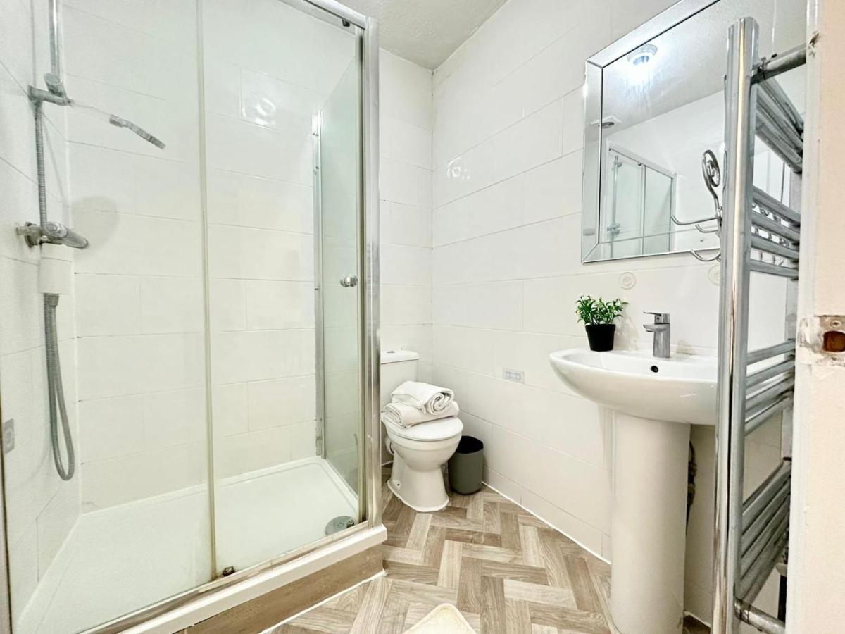 Hyde Park Beautiful Family Apartment - 3