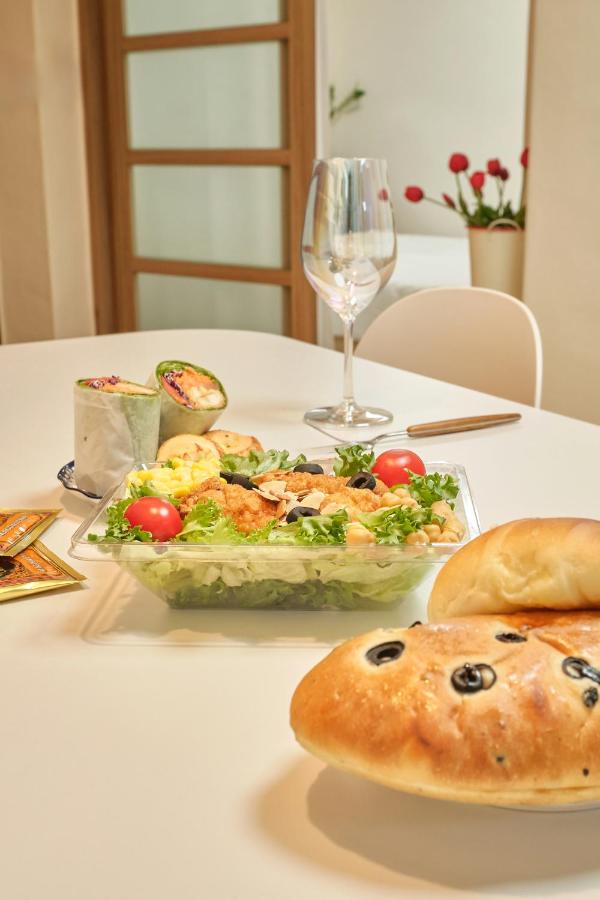 몽마르뜨 숭인 24시 셀프 체크인 3룸 퀸4 최대8인 얼음정수기 비데 종로 동묘역 명동 동대문 가족 단체