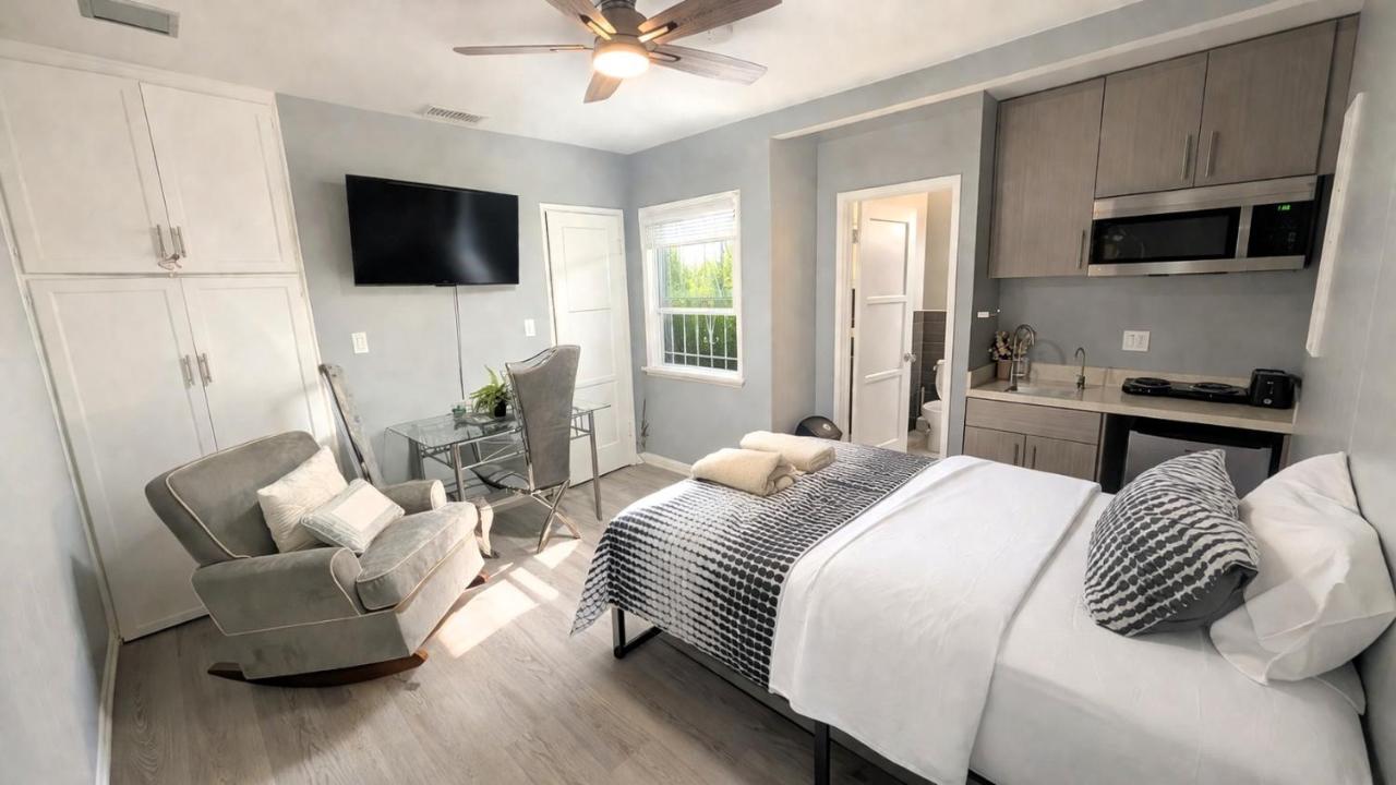 Cozy Hollywood Studio with Kitchenette near Hollywood Sign and Walk of Fame - 2