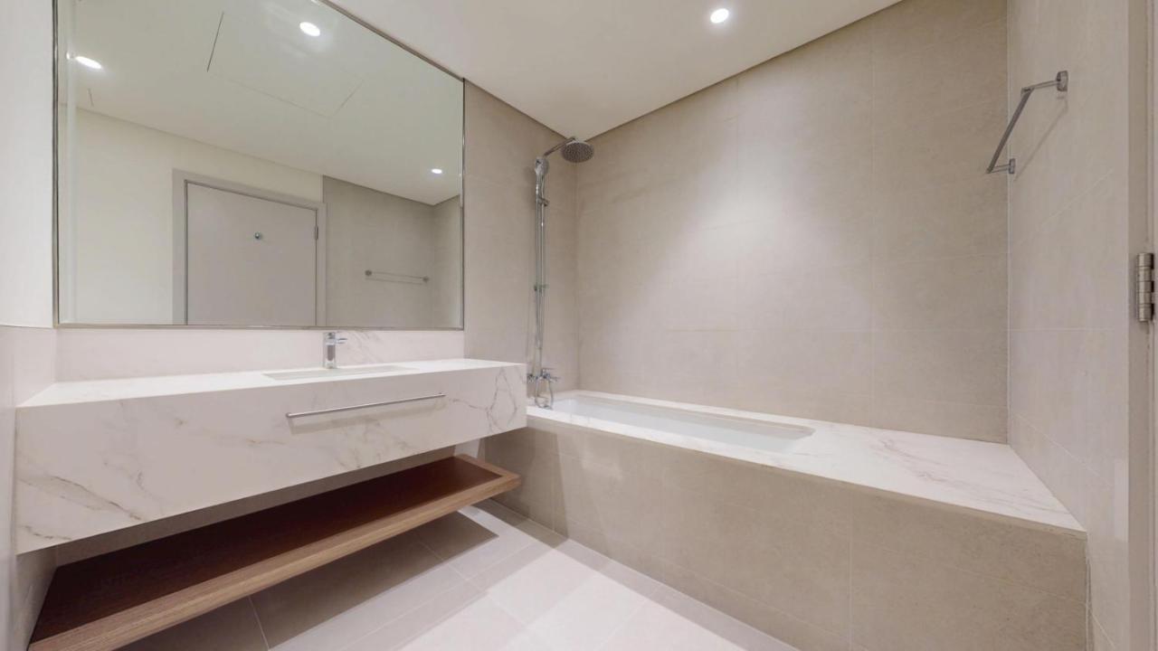 Vacationer Holiday Homes l Perfect 1 Bed l City Skyline Views l Coastal Haven - 3