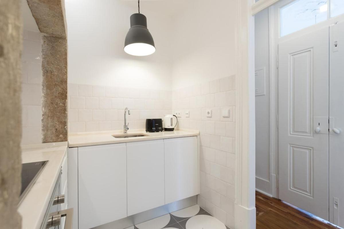 Sunlit Two-Bedroom Retreat in Central Lisbon - 3