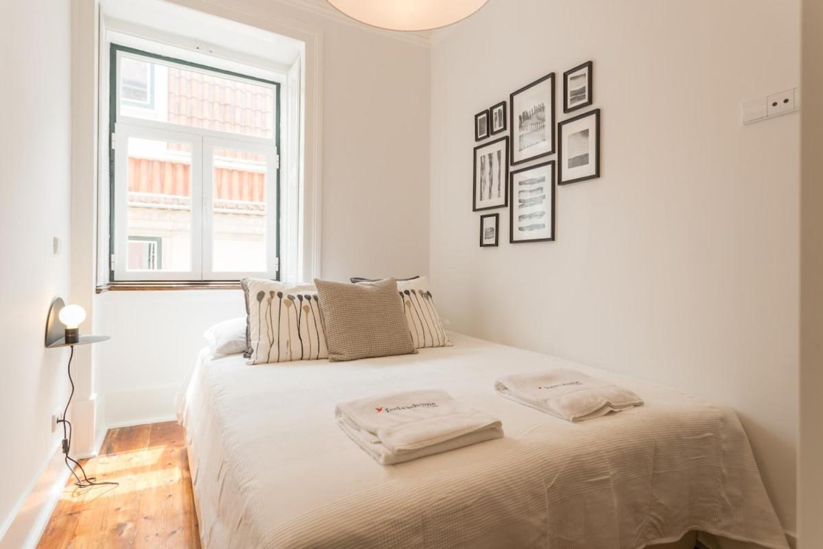 Sunlit Two-Bedroom Retreat in Central Lisbon - 2