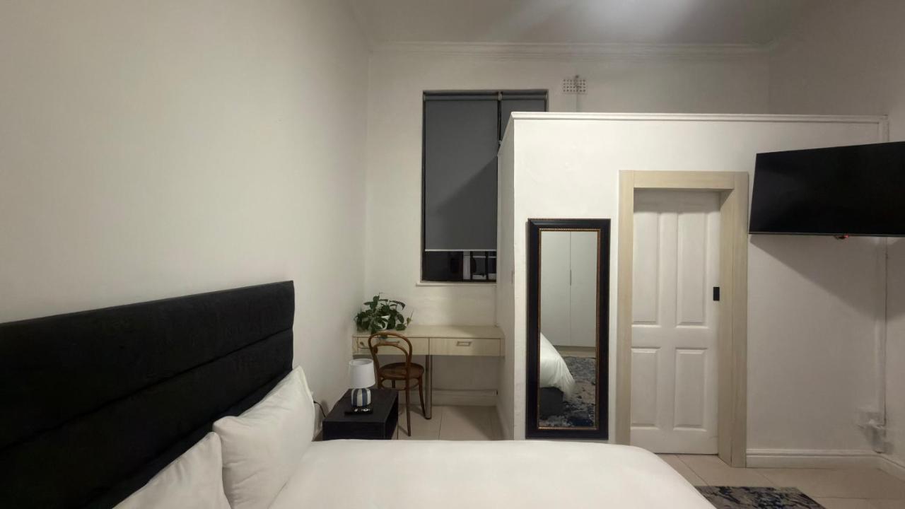 Sea Point Studio Apartment- Walk to Beach & Promenade - 5