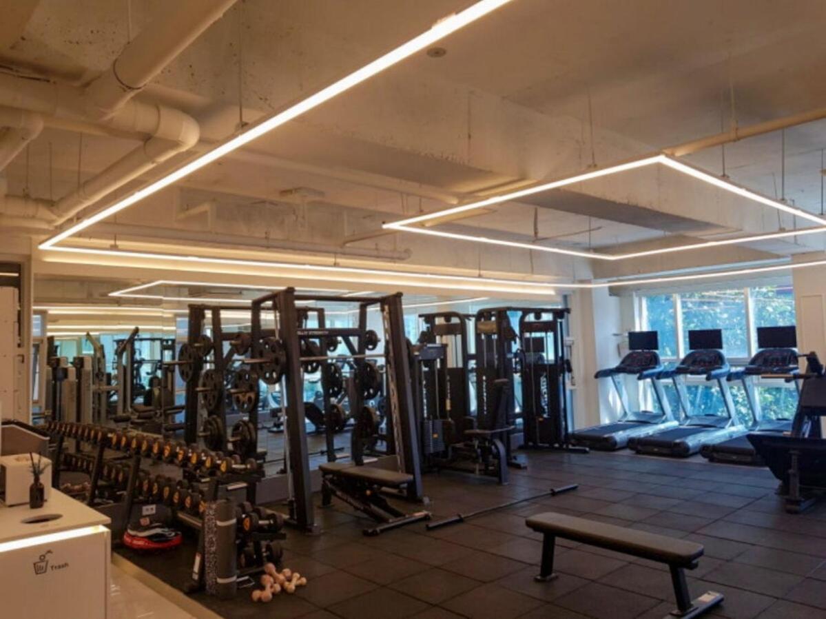 Luxury Penthouse with Private Gym, Steps to Metro - 5