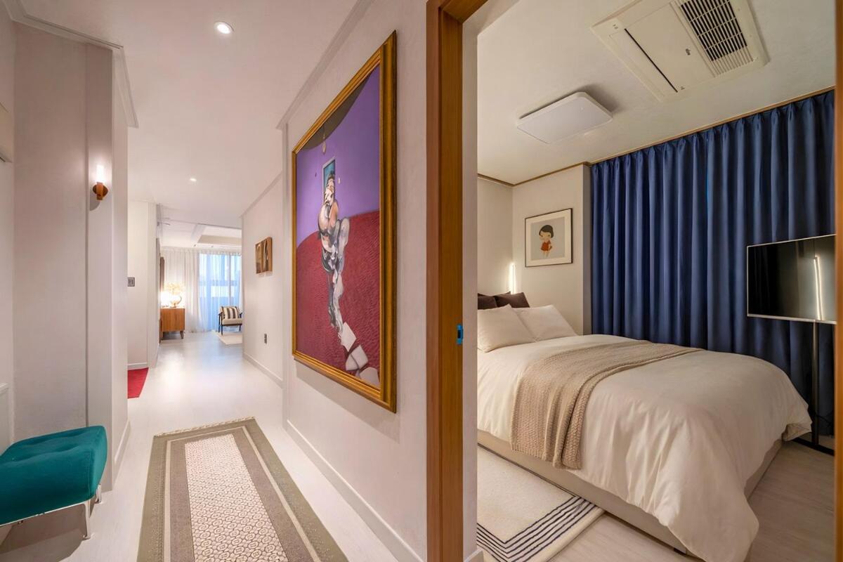 Luxury Penthouse with Private Gym, Steps to Metro - 4