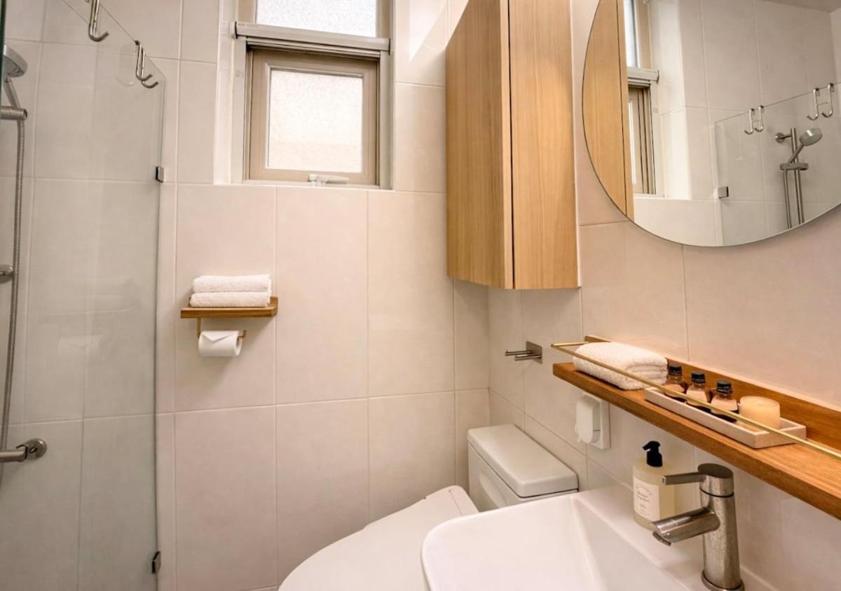 Luxury Penthouse with Private Gym, Steps to Metro - 3