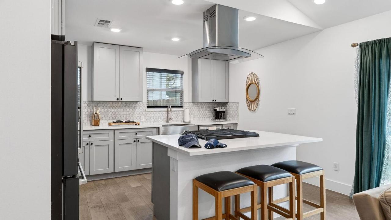 Eastside Keys by AvantStay Bright East Austin Stay Backyard Dining Near 6th St and Downtown - 4