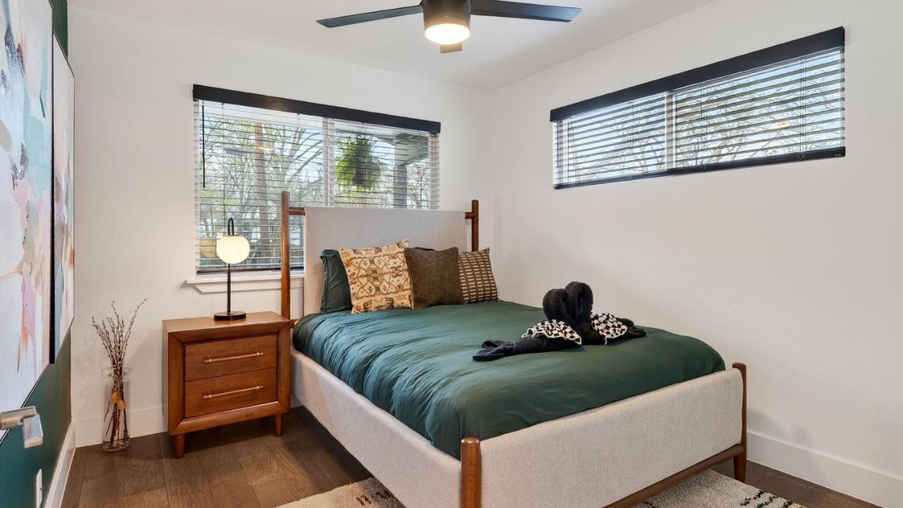 Eastside Keys by AvantStay Bright East Austin Stay Backyard Dining Near 6th St and Downtown - 2