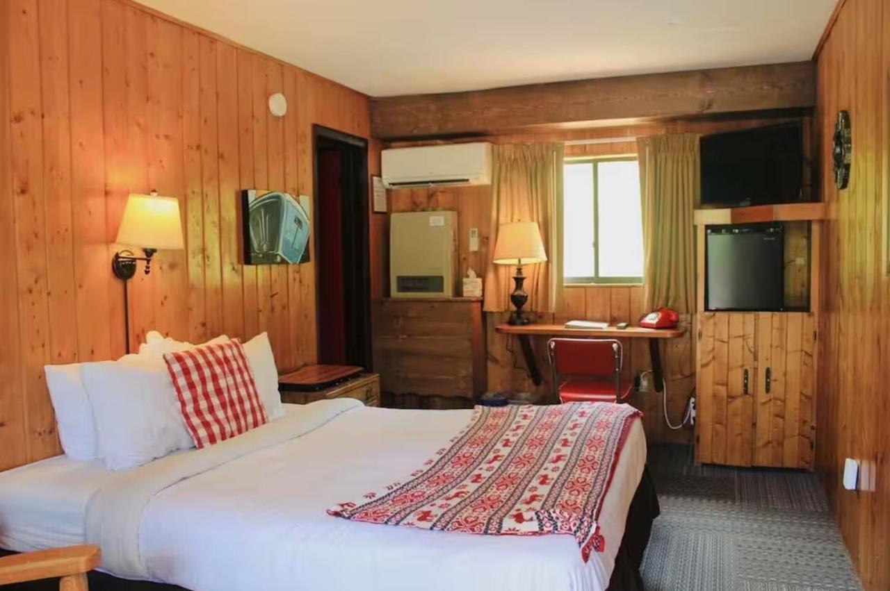 Image: Foot of the Mountain Motel