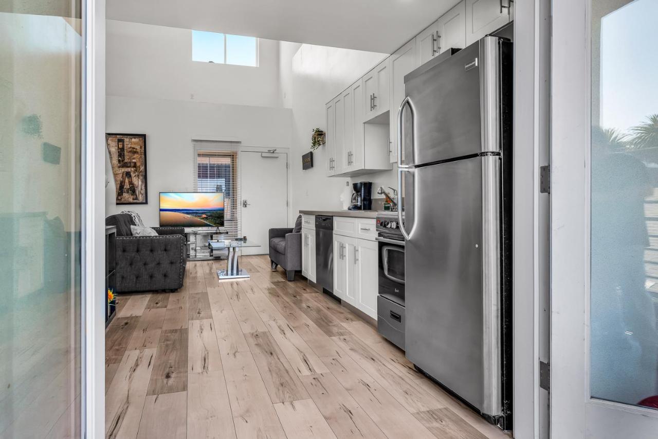 Modern 1-BR Loft Apartment with Free Gated Parking - 4