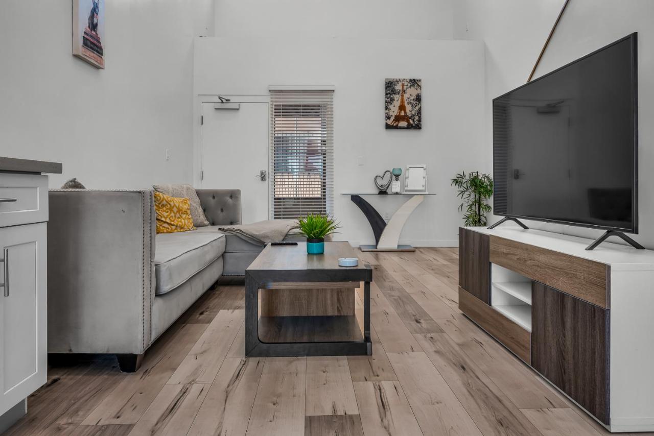 Modern 1-Bedroom Loft Gated Parking Central Los Angeles - 5