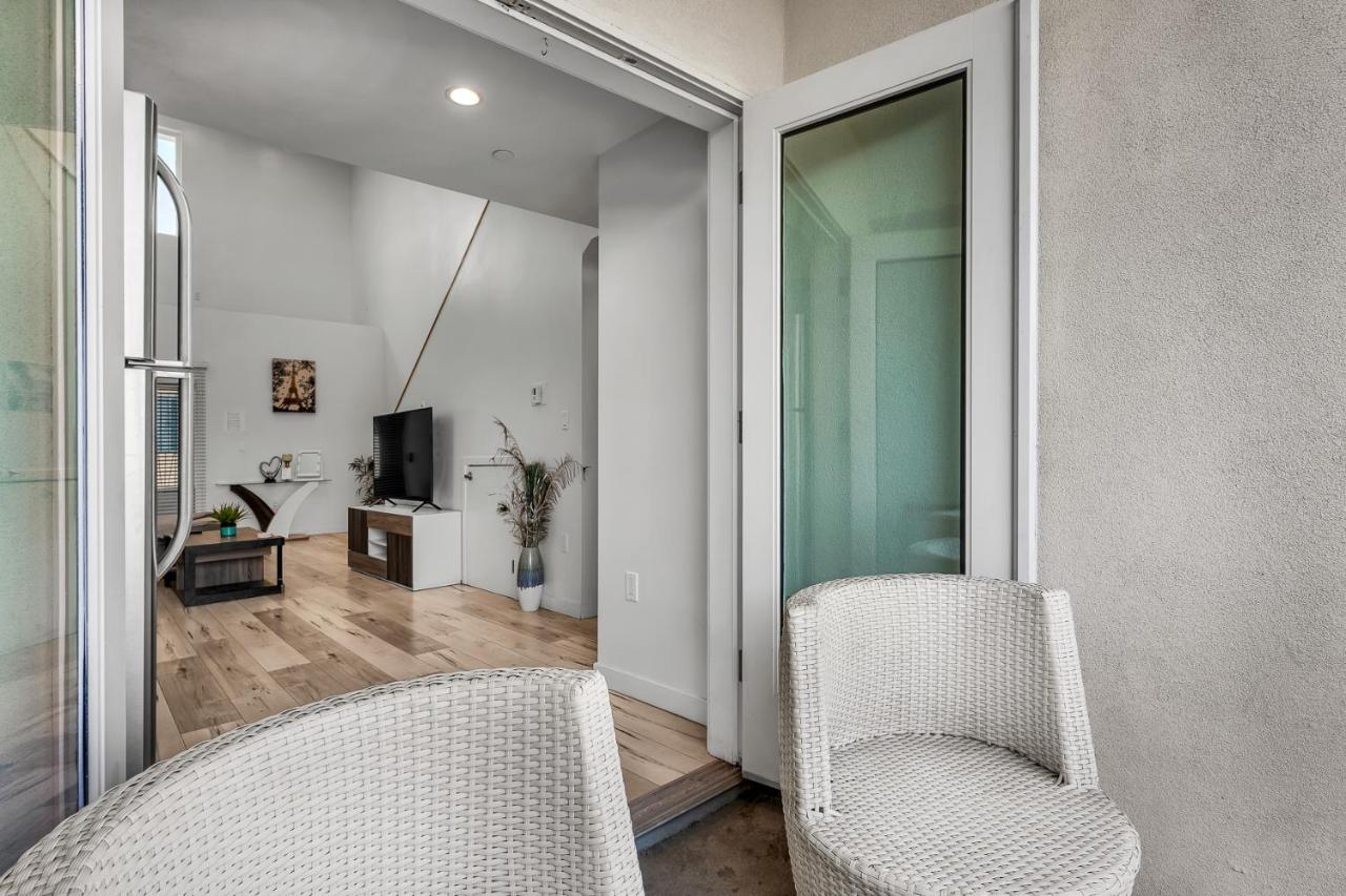 Modern 1-Bedroom Loft Gated Parking Central Los Angeles - 3