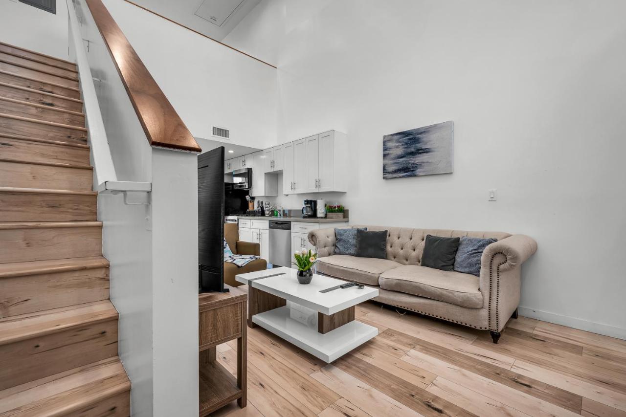 Chic Loft Style 1-Bedroom With Balcony and view of Hollywood Sign