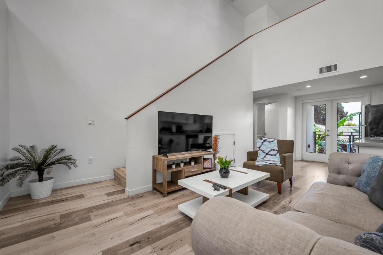 Chic Loft Style 1-Bedroom With Balcony and view of Hollywood Sign - 5