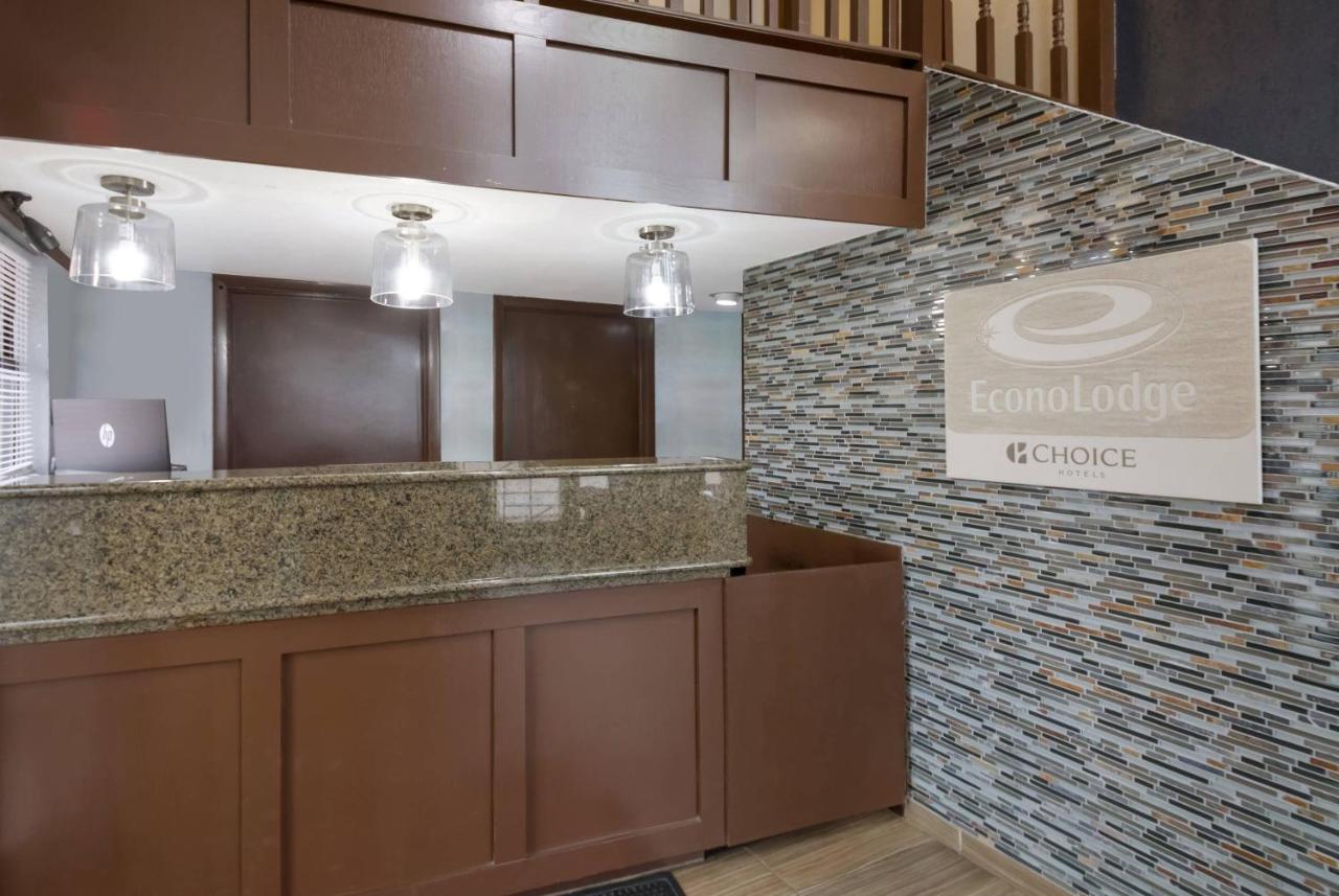 Econo Lodge Austin North near The Domain - 3