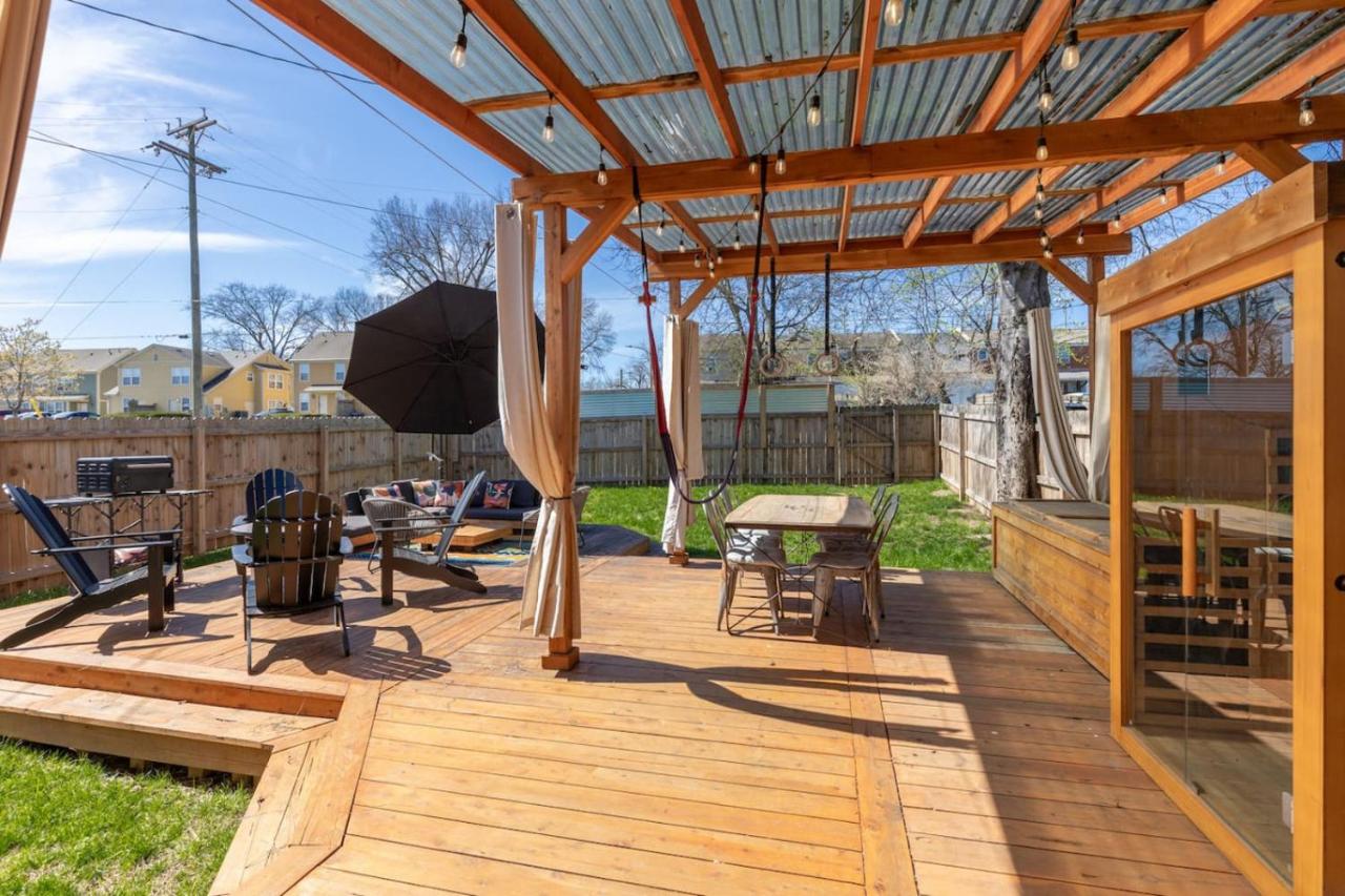 Amazing Backyard Only 2 miles to Downtown with Sauna and FirePit