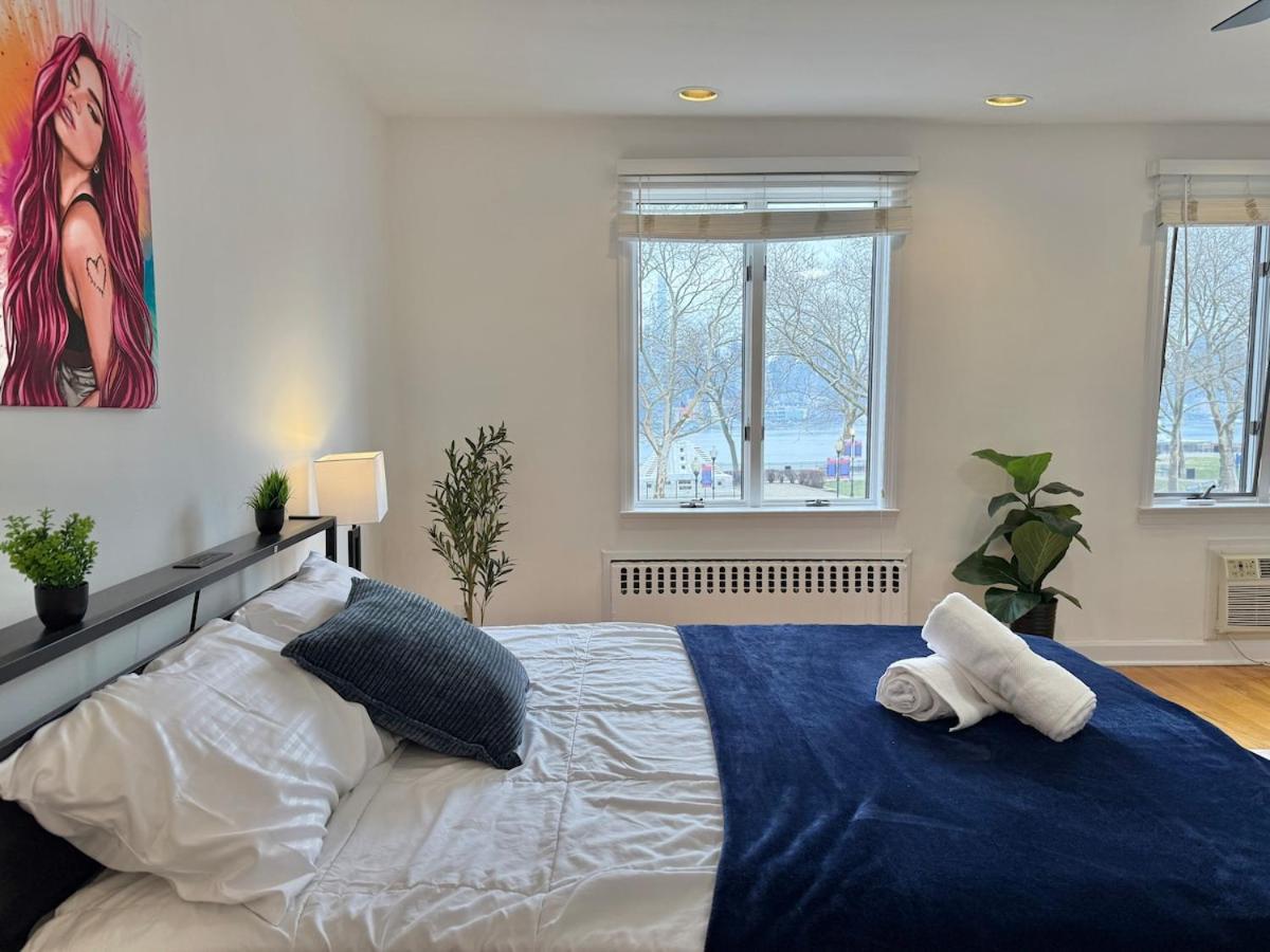 Spacious with NYC views, washer & dryer - 2