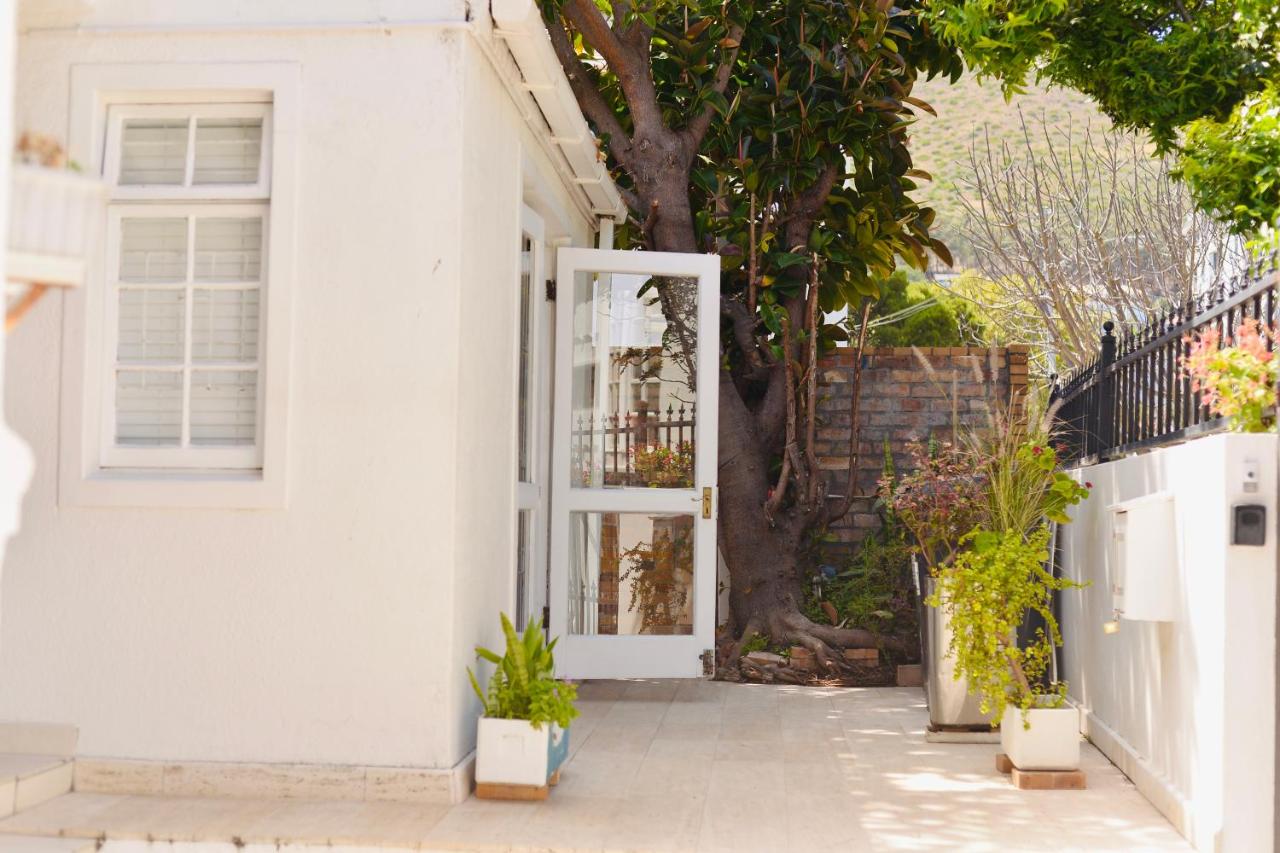 Sea Point Studio Apartment- Walk to Beach & Promenade - 4