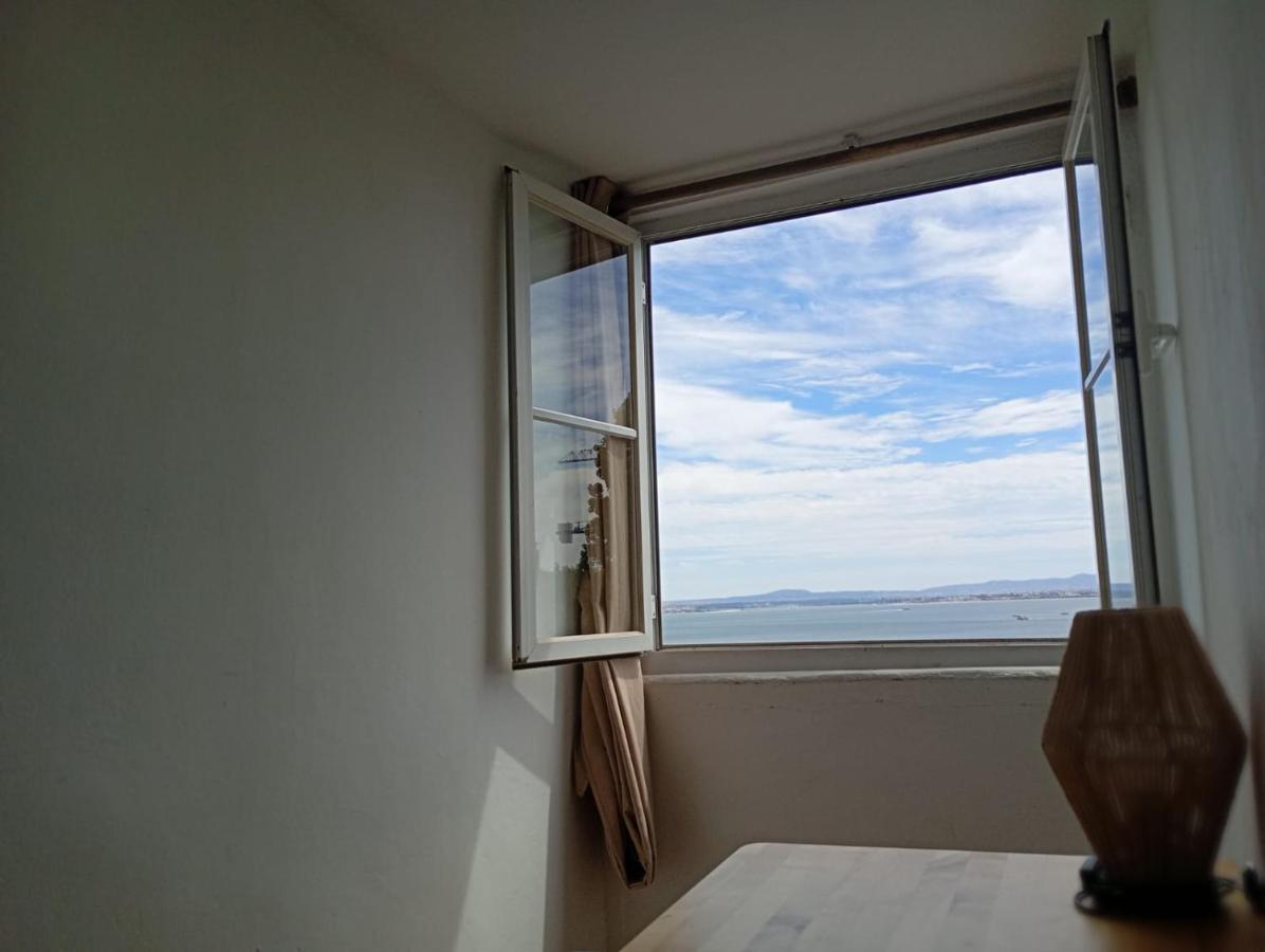 Santos Apartment in Central Lisbon with River View - 4